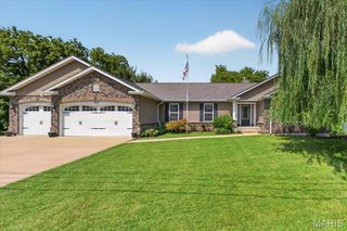 211 Shumate Avenue, Maryland Heights, MO 63043