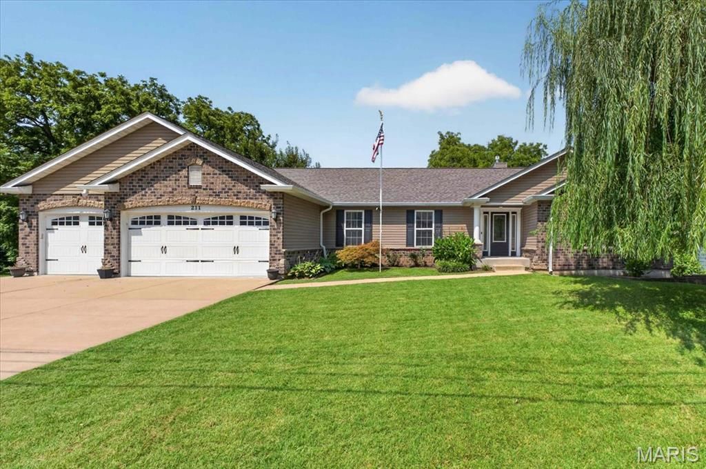 211 Shumate Avenue, Maryland Heights, MO 63043