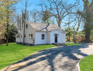 624 Townline Road, Hauppauge, NY 11788