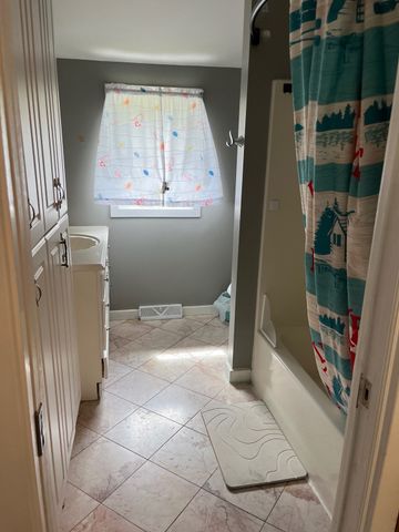 14 Oak St, Southwick, MA 01077