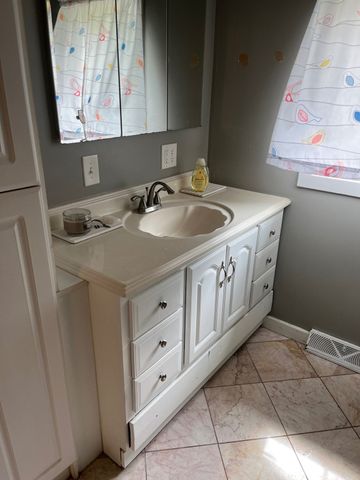 14 Oak St, Southwick, MA 01077
