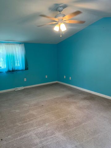 14 Oak St, Southwick, MA 01077