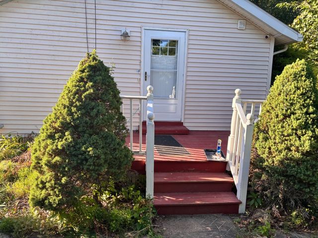 14 Oak St, Southwick, MA 01077