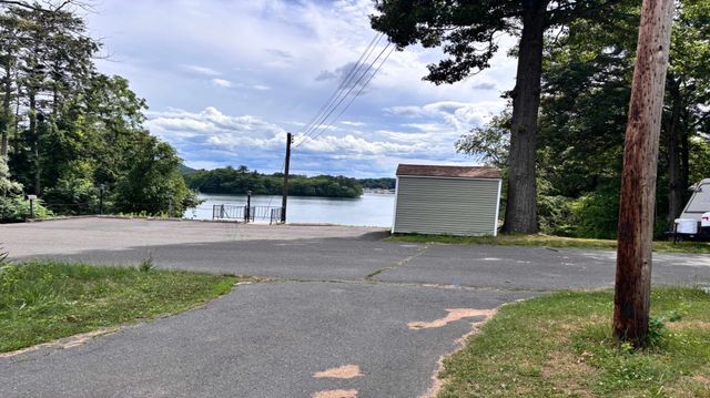 14 Oak St, Southwick, MA 01077