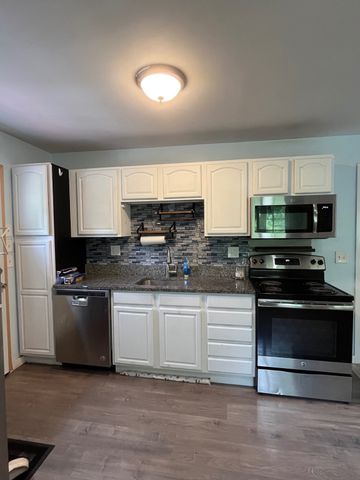 14 Oak St, Southwick, MA 01077
