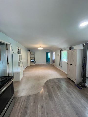 14 Oak St, Southwick, MA 01077