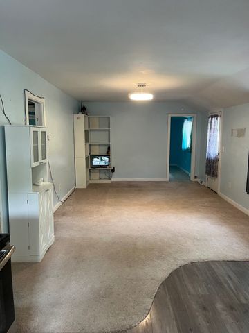 14 Oak St, Southwick, MA 01077