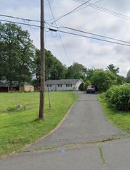 14 Oak St, Southwick, MA 01077