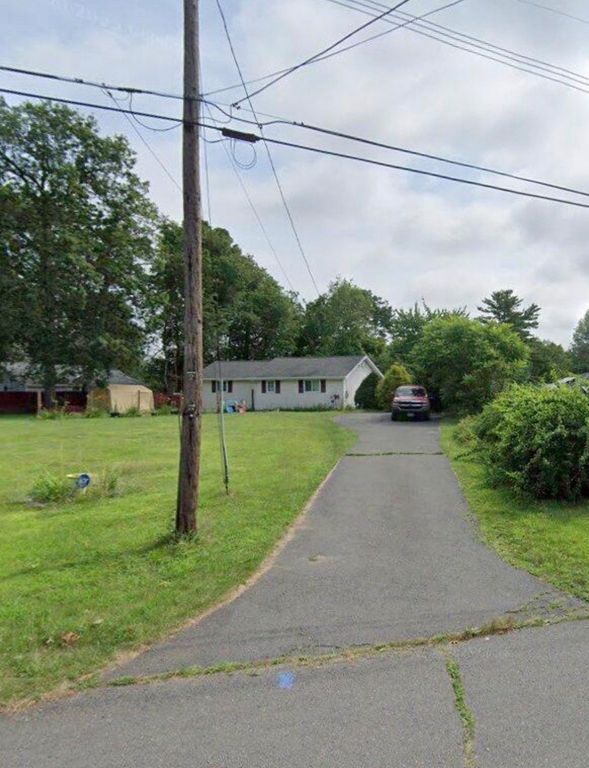 14 Oak St, Southwick, MA 01077