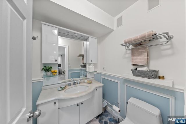 208 Cambridge Drive, Ramsey, NJ 07446