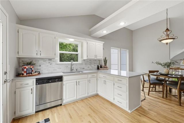 720 SE James Circle, Lee's Summit, MO 64063