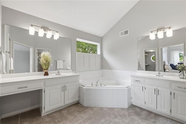720 SE James Circle, Lee's Summit, MO 64063
