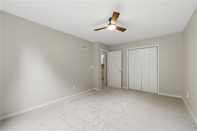 720 SE James Circle, Lee's Summit, MO 64063