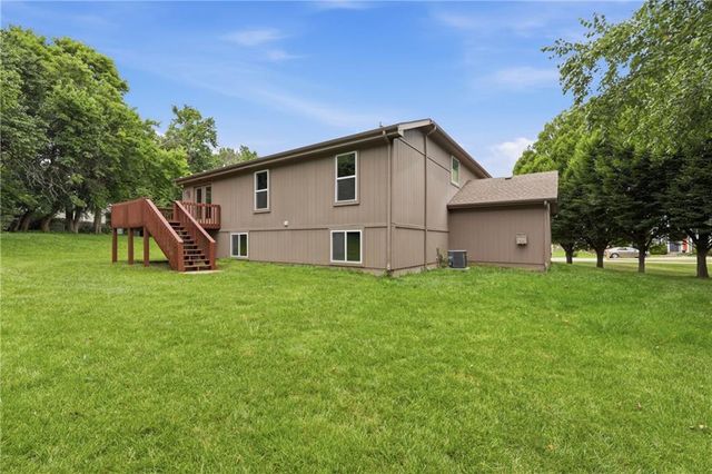 720 SE James Circle, Lee's Summit, MO 64063