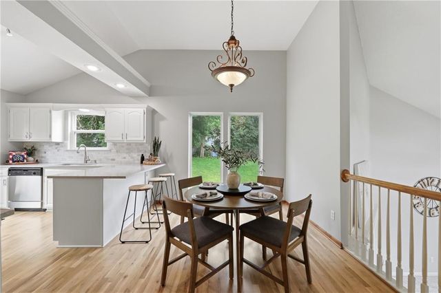 720 SE James Circle, Lee's Summit, MO 64063