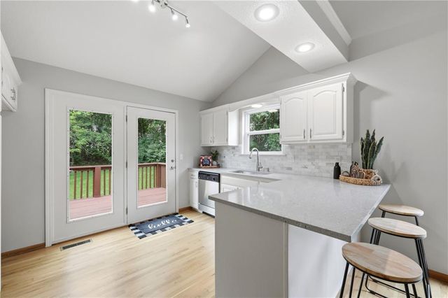720 SE James Circle, Lee's Summit, MO 64063