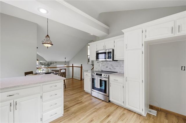 720 SE James Circle, Lee's Summit, MO 64063