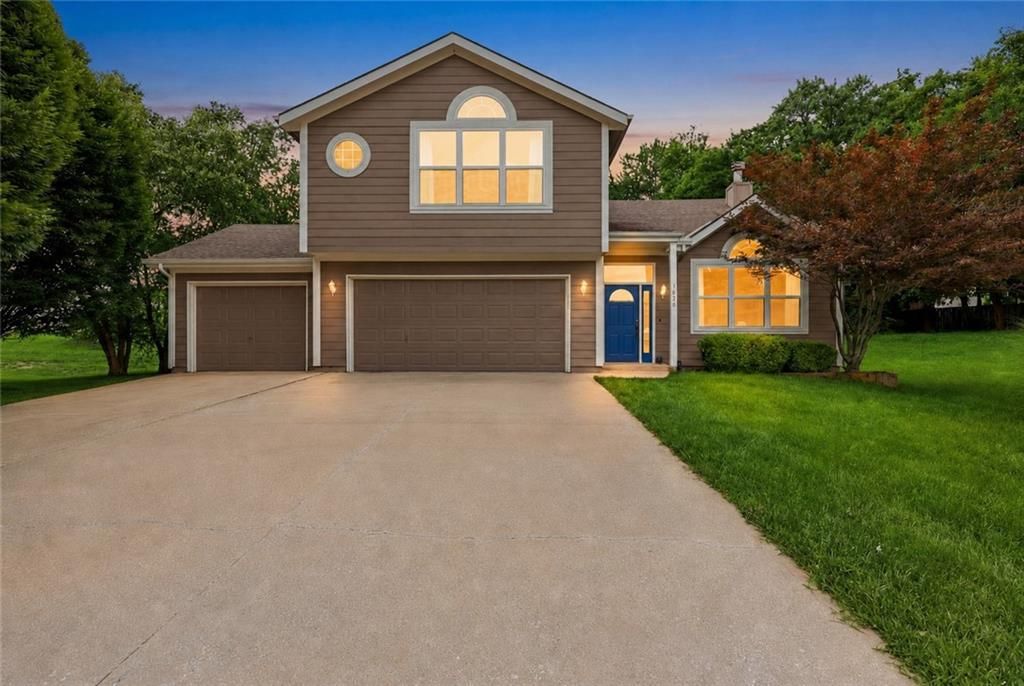 720 SE James Circle, Lee's Summit, MO 64063