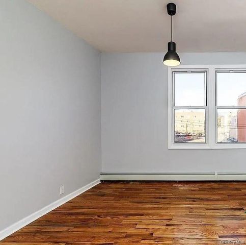 712 E 211th Street, Bronx, NY 10467