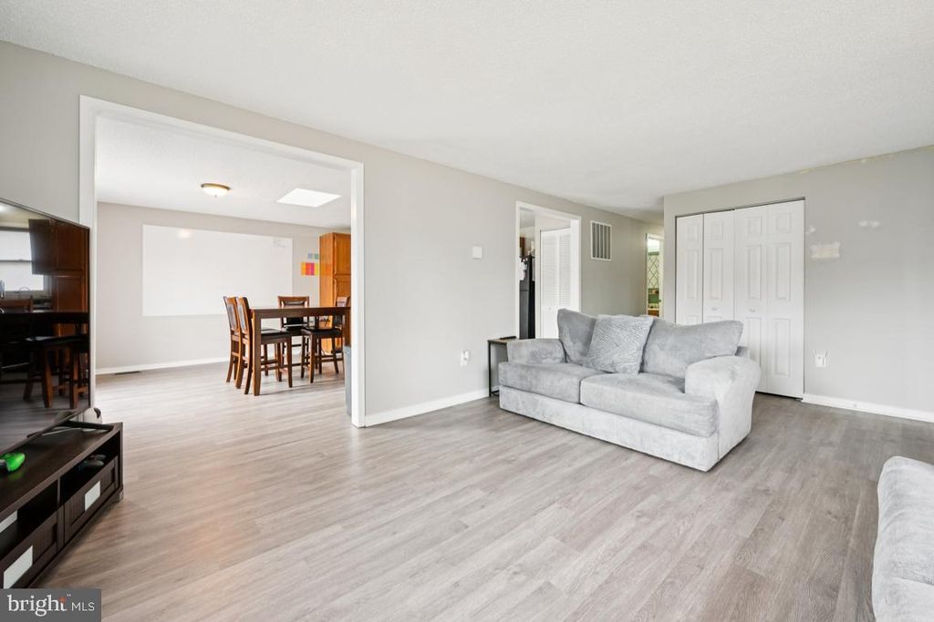 Image 5 of property listing at 1110 POPE ST, Burlington, NJ 08016