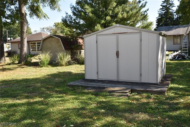 610 Clifton Drive NE, Howland, OH 44484