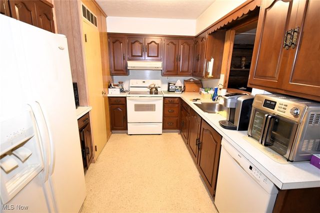 610 Clifton Drive NE, Howland, OH 44484