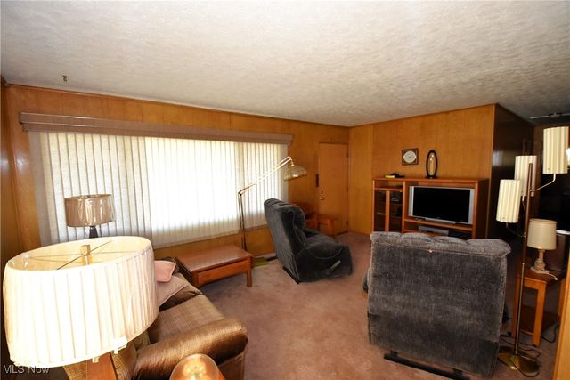 610 Clifton Drive NE, Howland, OH 44484