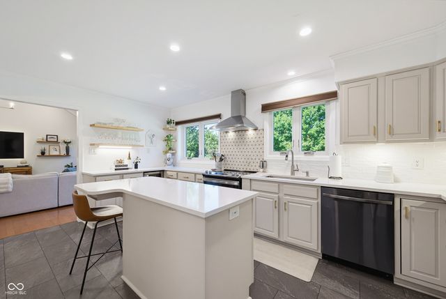 8119 Lake Point Way, Indianapolis, IN 46256