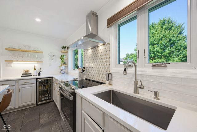 8119 Lake Point Way, Indianapolis, IN 46256