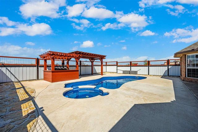 291 NE Coyote Dr, Fletcher, OK 73541