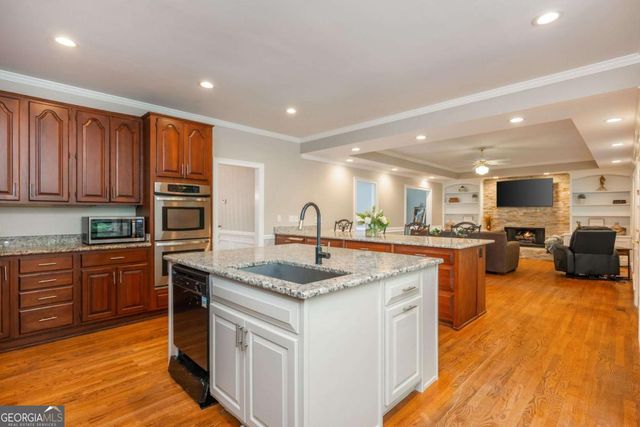 2865 Stoneglen Close, Roswell, GA 30076