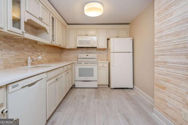 2865 Stoneglen Close, Roswell, GA 30076