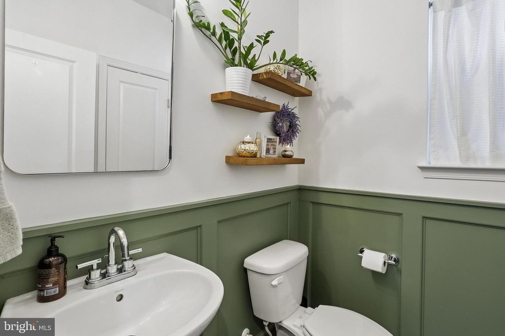 Image 15 of property listing at 1109 SAXTON DR, Frederick, MD 21702