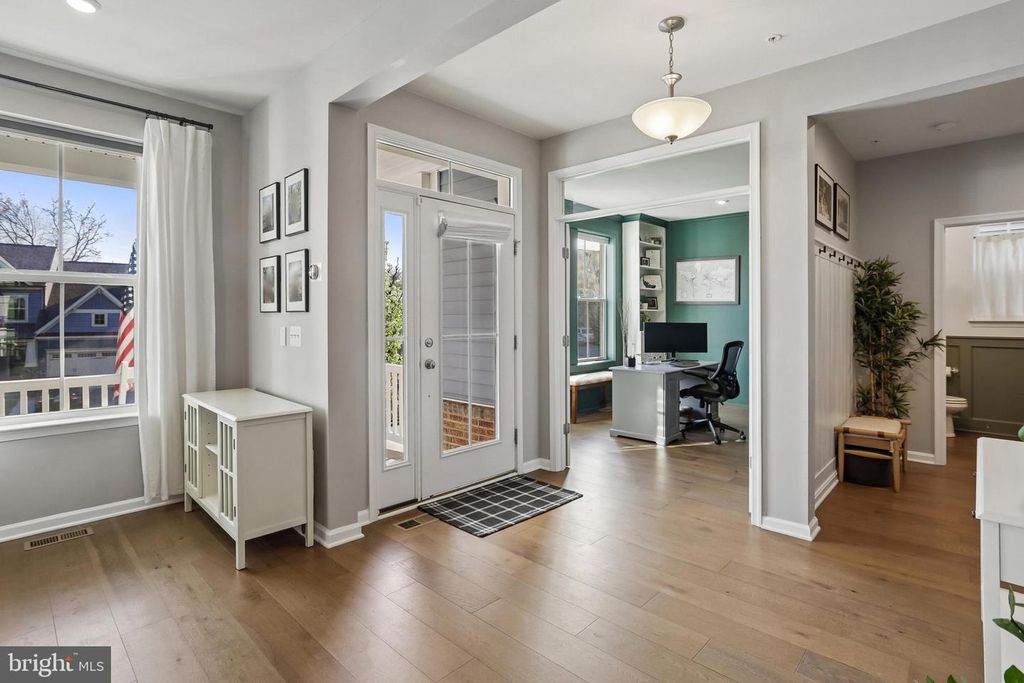 Image 3 of property listing at 1109 SAXTON DR, Frederick, MD 21702