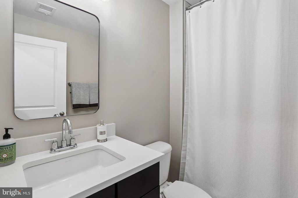 Image 40 of property listing at 1109 SAXTON DR, Frederick, MD 21702