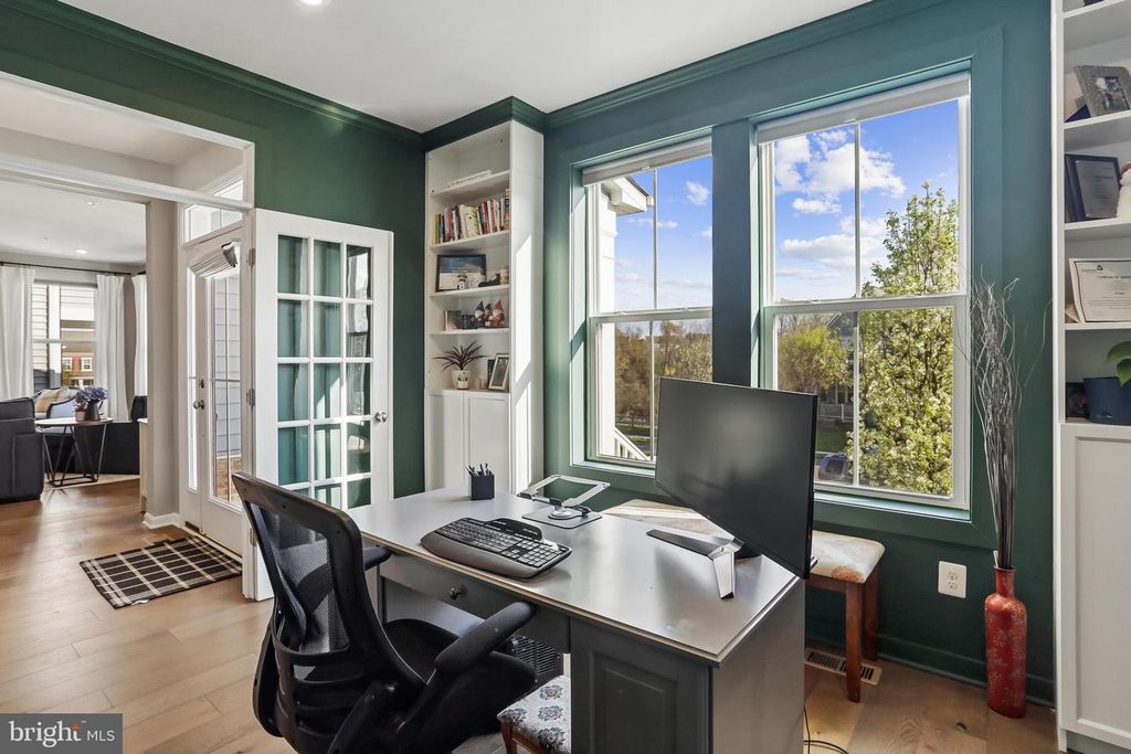 Image 5 of property listing at 1109 SAXTON DR, Frederick, MD 21702