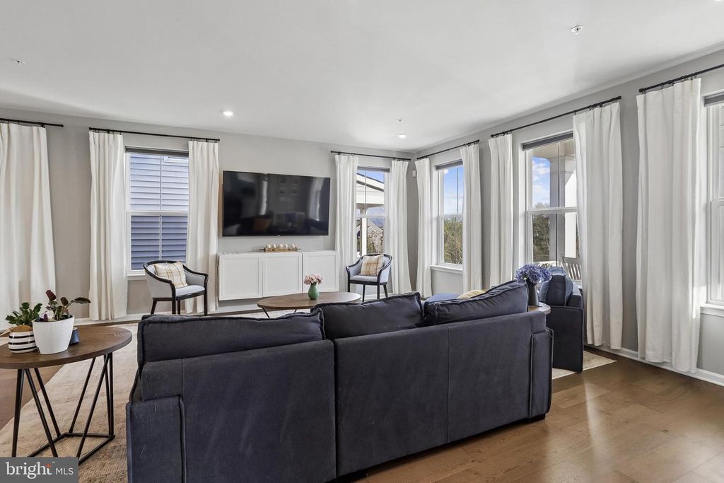 Image 7 of property listing at 1109 SAXTON DR, Frederick, MD 21702