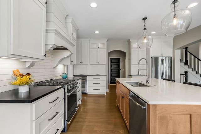 9900 W 152nd Street, Overland Park, KS 66221