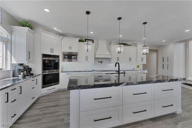 2900 Whispering Pines Drive, Canfield, OH 44406