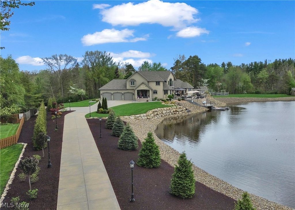 2900 Whispering Pines Drive, Canfield, OH 44406
