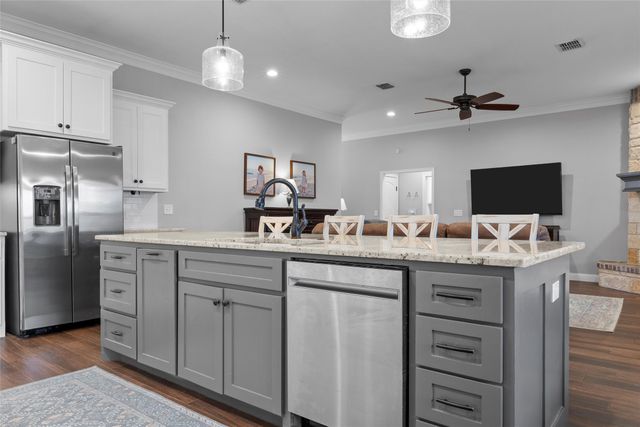 717 Wintergreen Drive, Hewitt, TX 76643