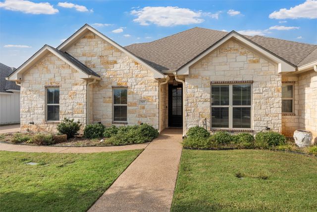 717 Wintergreen Drive, Hewitt, TX 76643