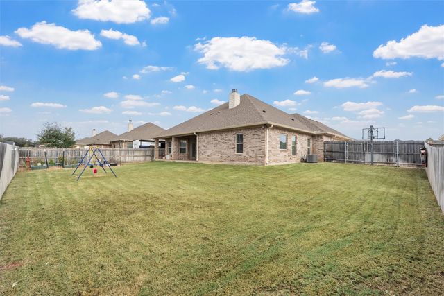 717 Wintergreen Drive, Hewitt, TX 76643