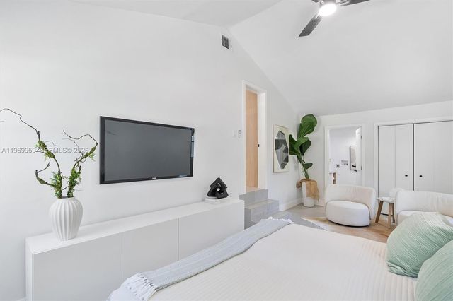 560 NE 110th Ter, Miami, FL 33161