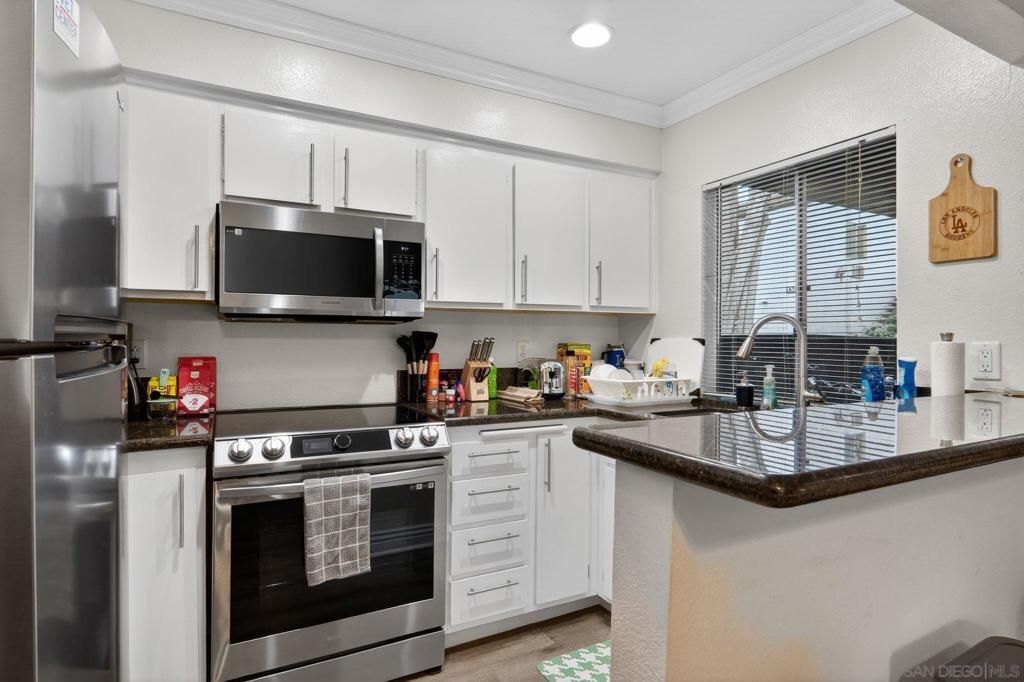 Image 4 of property listing at 1353 Caminito Gabaldon E, San Diego, CA 92108