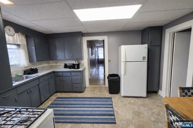 105 Parkview Avenue, Elmwood Park, NJ 07407