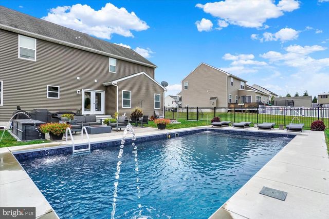 313 LAMP POST LN, Etters, PA 17319
