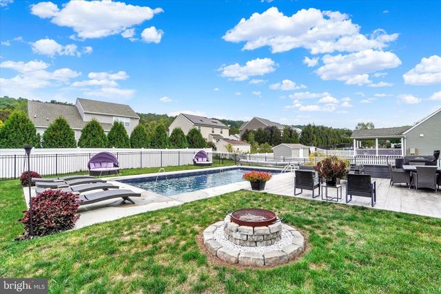 313 LAMP POST LN, Etters, PA 17319