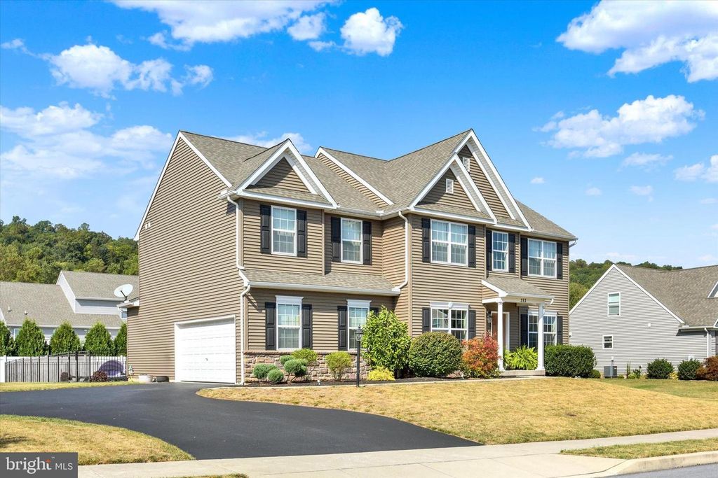 313 LAMP POST LN, Etters, PA 17319