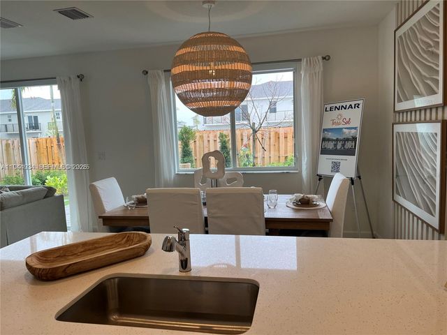 655 SE 13 St, Homestead, FL 33034